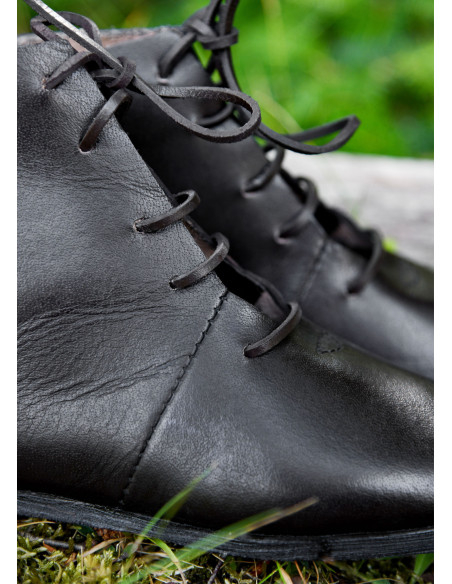 Middeleeuwse hoge schoenen met veters