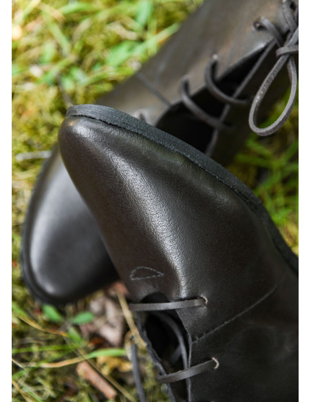 Middeleeuwse hoge schoenen met veters
