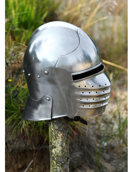 Celada medieval con visera, año 1490