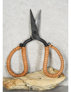 Von Hand geschmiedete Schere mit Ledergriff