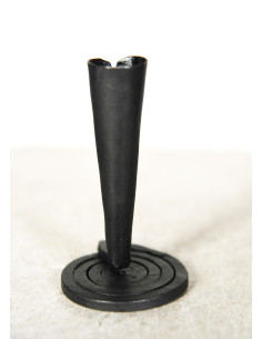 Candelabro forjado a mano con base en espiral