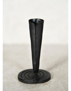 Candelabro forjado a mano con base en espiral 2