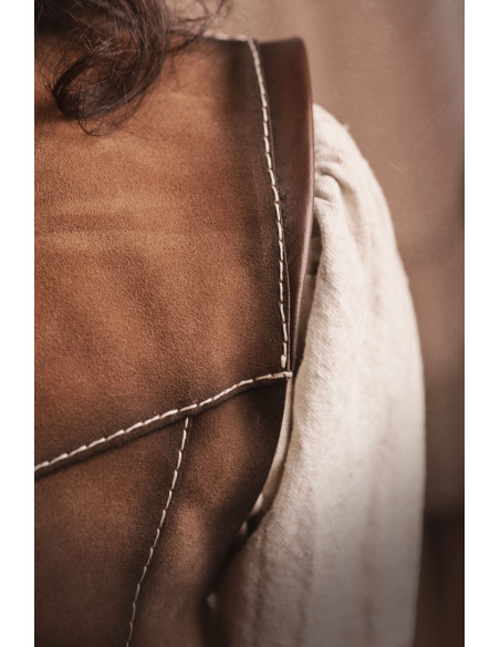 Cuera medieval larga marrón en piel...