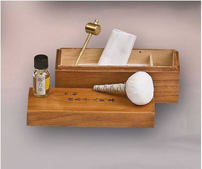 Cajita con kit de limpieza para katanas - Cómo practicar Tameshigiri o corte real con katanas