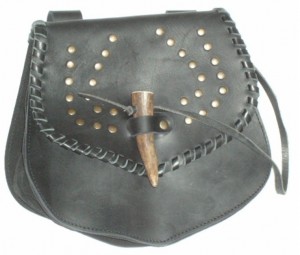 Bolso medieval con remaches1 300x255 - Bolsos y mochilas medievales en cuero