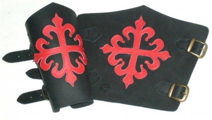 Brazaletes negros Cruz de los Calatravos en rojo1 420x239 custom - Brazaletes y protectores de brazos en cuero