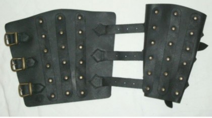 Brazaletes romanos negros 420x235 custom - Brazaletes y protectores de brazos en cuero