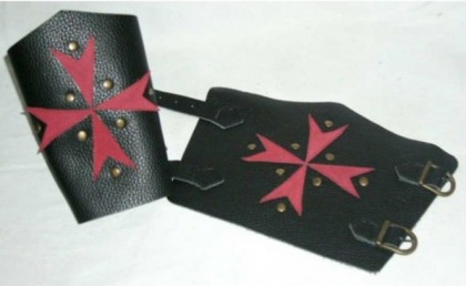 Brazaletes templarios en cuero negro con la Cruz de Malta en rojo 420x258 custom - Brazaletes y protectores de brazos en cuero