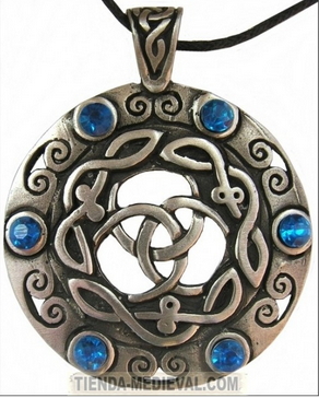 Colgante escudo Celta con piedras azules - Blusas de época para ellas