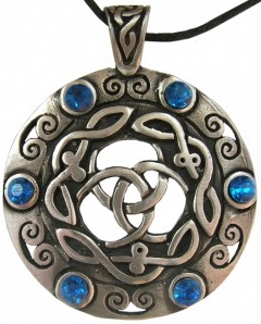 Colgante escudo Celta con piedras azules1 - Splendidi ciondoli d'epoca
