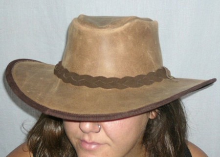 SOMBRERO AUSTRALIANO EN CUERO 450x322 - Cappelli e cuffie medievali