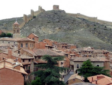 ALBARRACÍN CON SUS MURALLAS 450x341 - Albarracín, Fortificación Medieval