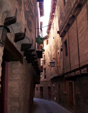 CALLES ESTRECHAS DE ALBARRACÍN 350x450 - Albarracín, Fortificación Medieval