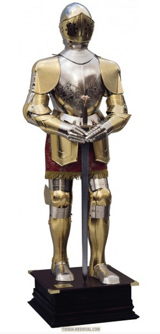 Armadura natural plateada y dorada con grabados traje granate y espada entre las manos - Armaduras medievales tamaño natural
