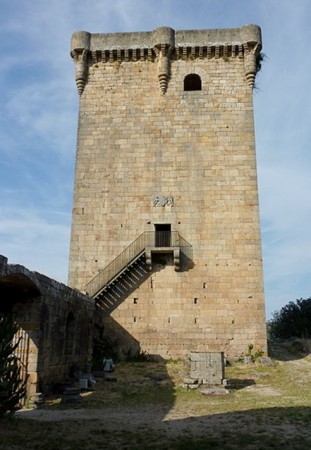 CASTILLOMONTERREI TORRE HOMENAJE 311x450 - Castillo de Monterrei