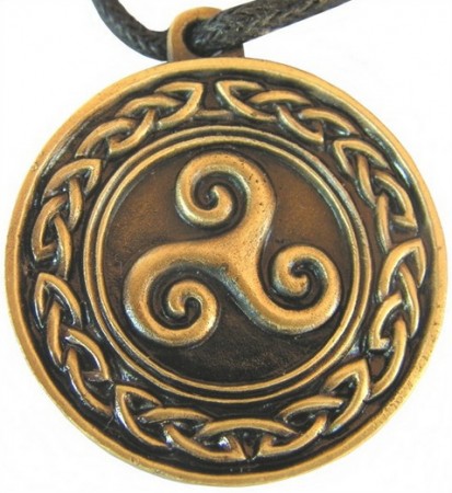 Colgante celta triskell con nudo céltico. Acabado bronce