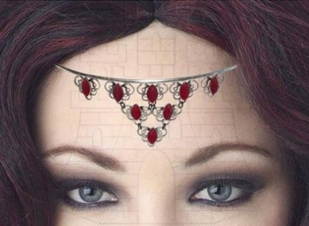 Tiara con perlas de cristal 450x330 - Originales diademas y tiaras