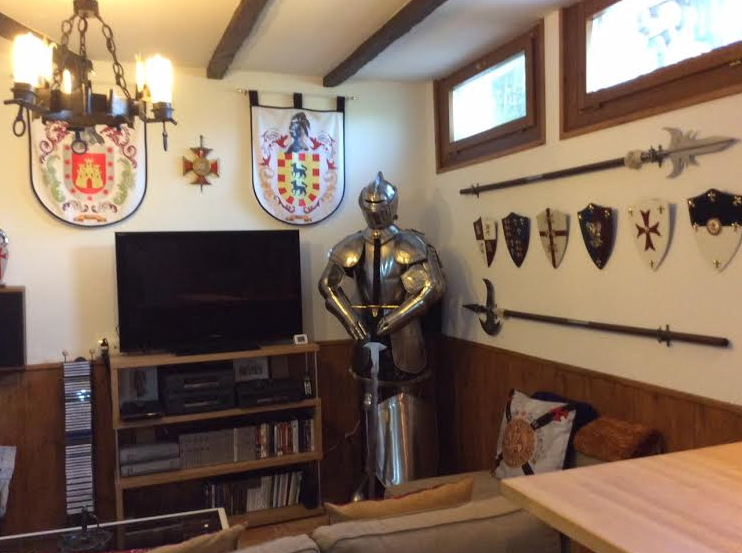 Decoración Medieval con armadura, estandartes, lanzas, mini-escudos y cojines medievales