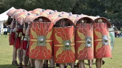 Legionarios romanos en formación con Scutum 250x141 - Grebas de Comandante Romano
