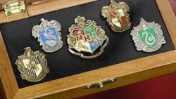Pins escuelas Hogwarts Harry Potter 250x141 - Productos Medievales con acabados latonados