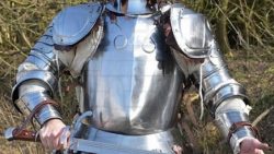 Armadura completa infantería siglo XVI 250x141 - Elegante ropa de la época medieval