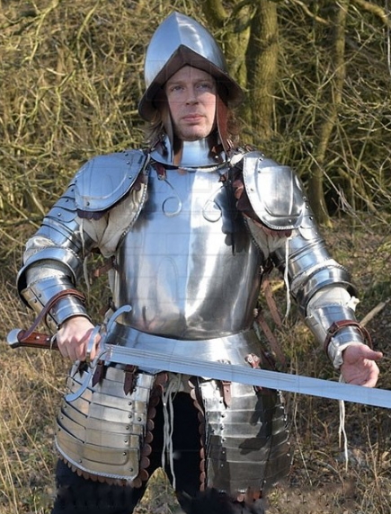 Armadura completa infantería siglo XVI - La armadura en la época medieval
