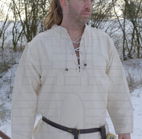 Camisa medieval gruesa cordones 491x478 - Des Chemisiers et des chemises mediévales