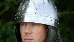 Casco Spangenhelmet con guarda orejas y Aventail 250x141 - Miniaturas cascos de época