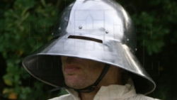 Casco Late Kettle con abertura para ojos 250x141 - Los asombrosos cascos japoneses