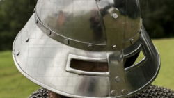 casco medieval de guardia 250x141 - Armadura Guardia Real