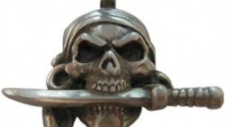 Colgante pirata cuchillo en boca 250x141 - Espadas de Piratas del Caribe