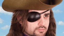 Parche pirata ojo derecho 250x141 - Los sombreros australianos