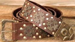 Cinturón medieval con tachuelas 250x141 - Sudaderas con estampados medievales, celtas, vikingos y romanos