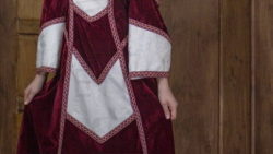Vestido Medieval Reina Castilla La Mancha 250x141 - Vestidos largos Góticos de mujer